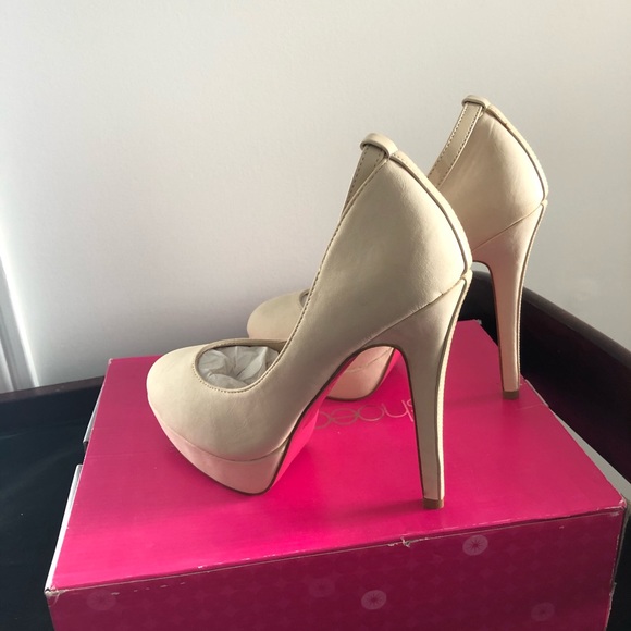 Signature Sole Pumps - Picture 4 of 8